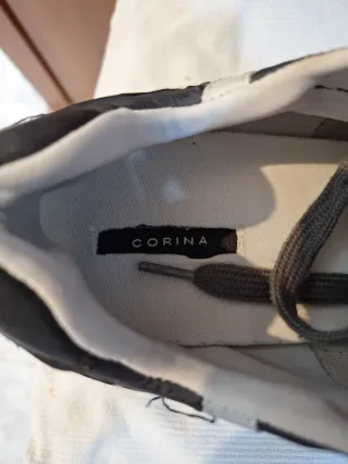 Zapatillas Corina negras y grises