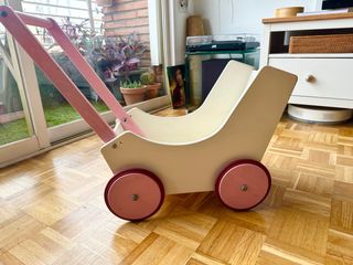 Carro de juguete de madera rosa