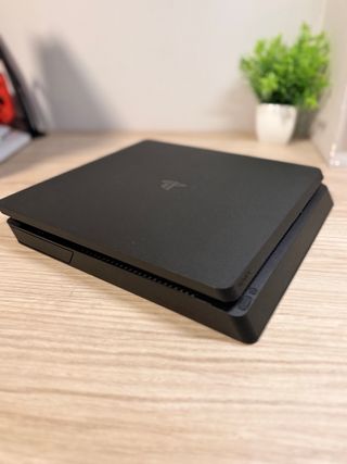 PS4 Slim 1 TB + 1 mando + Base cargadora