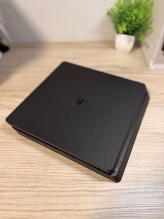 PS4 Slim 1 TB + 1 mando + Base cargadora