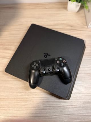 PS4 Slim 1 TB + 1 mando + Base cargadora