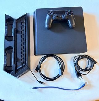 PS4 Slim 1 TB + 1 mando + Base cargadora