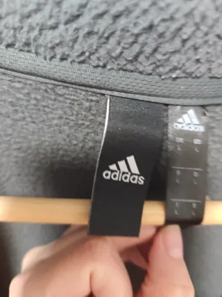 Chaqueta Adidas gris talla L con desgaste