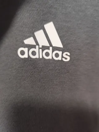 Chaqueta Adidas gris talla L con desgaste