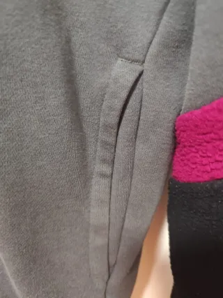 Chaqueta Adidas gris talla L con desgaste