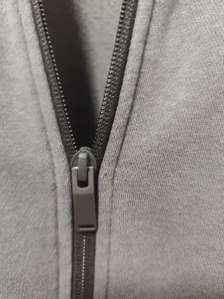 Chaqueta Adidas gris talla L con desgaste