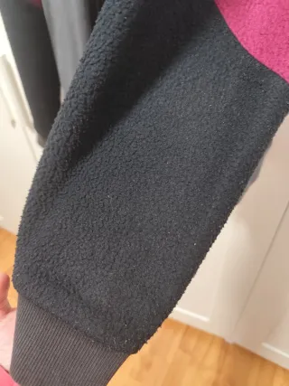 Chaqueta Adidas gris talla L con desgaste