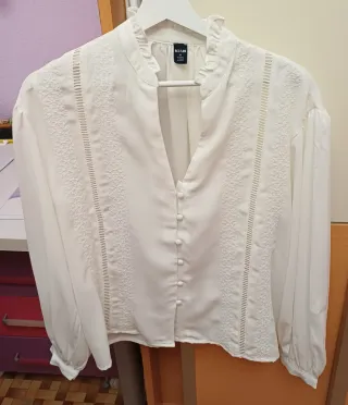 Blusa Kiabi blanca bordada talla M