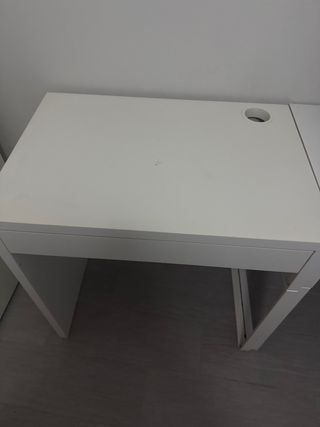 Escritorio blanco con cajón