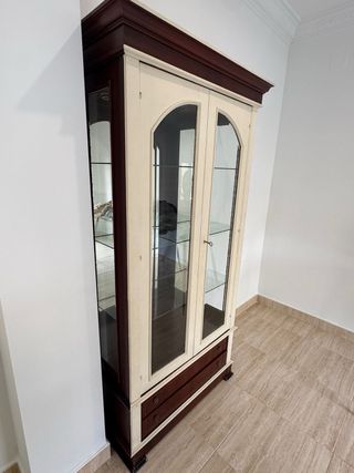 Mueble vitrina madera y cristal