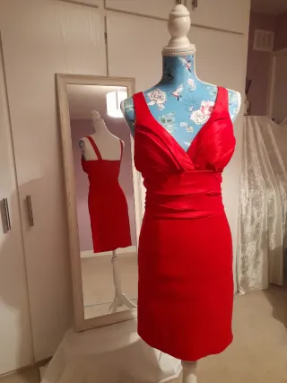 Vestido coctel corto con chal