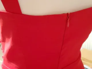 Vestido coctel corto con chal