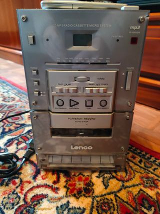 Equipo de música Lenco con 4 altavoces
