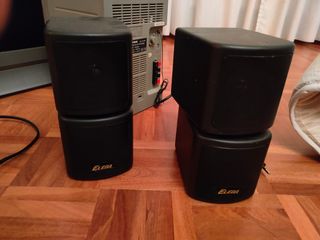 Equipo de música Lenco con 4 altavoces