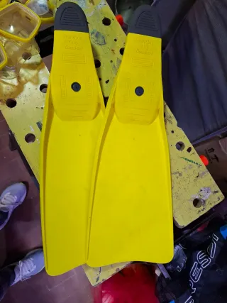 Pinne sub e maschera gialli