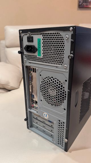 Ordenador de sobremesa negro