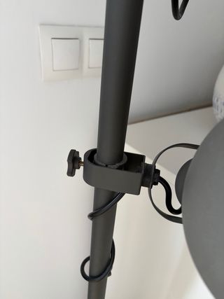 Lampara de pie de 3 focos gris.