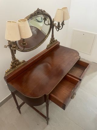 Tocador antiguo con espejo y lámparas