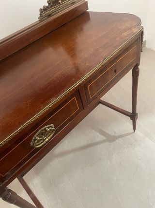 Tocador antiguo con espejo y lámparas