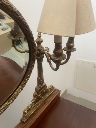 Tocador antiguo con espejo y lámparas