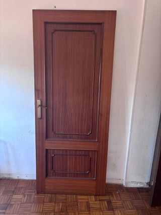 Puerta de madera derecha