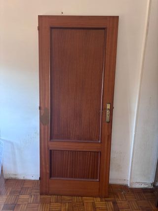 Puerta de madera derecha