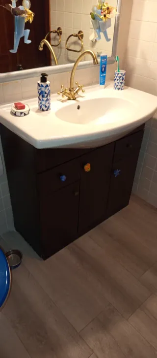 Armario baño madera. Armario con lavabo.