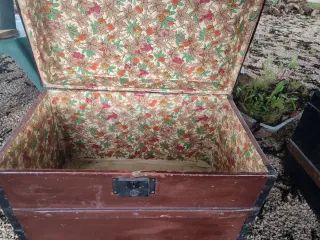 Baúl de madera antiguo con herrajes