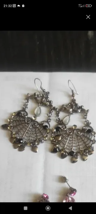 Pendientes largos plateados con detalles