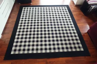 Alfombra a cuadros blancos y negros