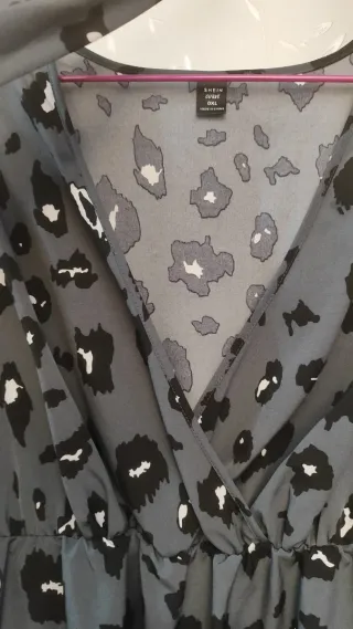 Vestido cruzado estampado leopardo gris