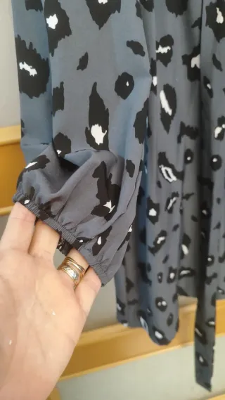 Vestido cruzado estampado leopardo gris