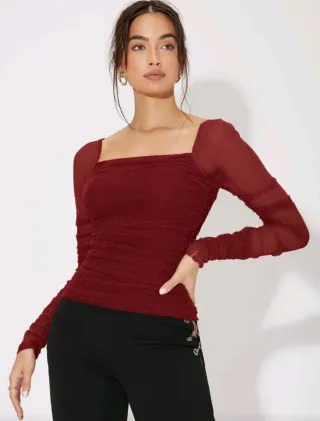 Top brillante burdeos con fruncido