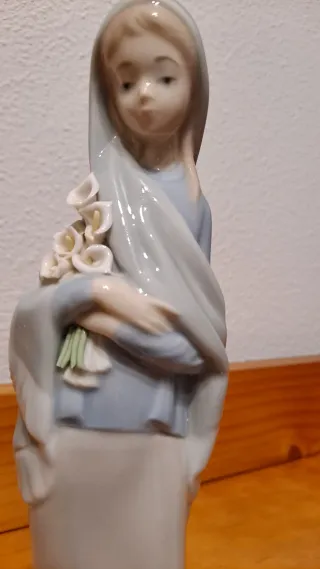 Figura Lladró chica con túnica y flores