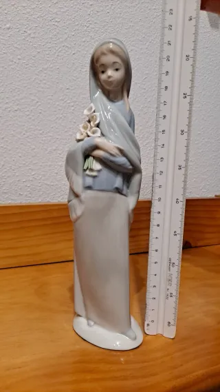 Figura Lladró chica con túnica y flores