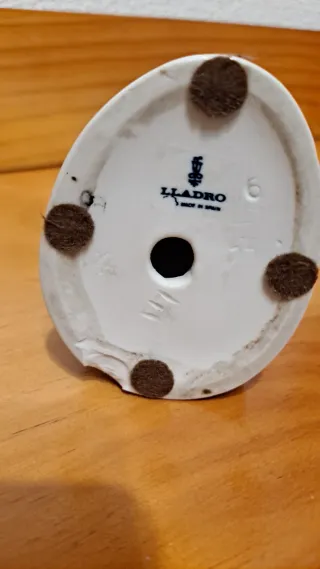 Figura Lladró chica con túnica y flores