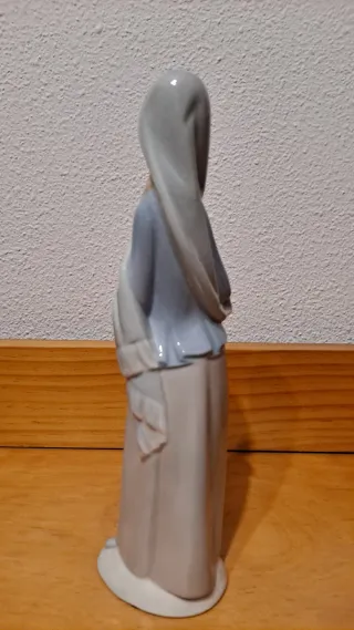 Figura Lladró chica con túnica y flores