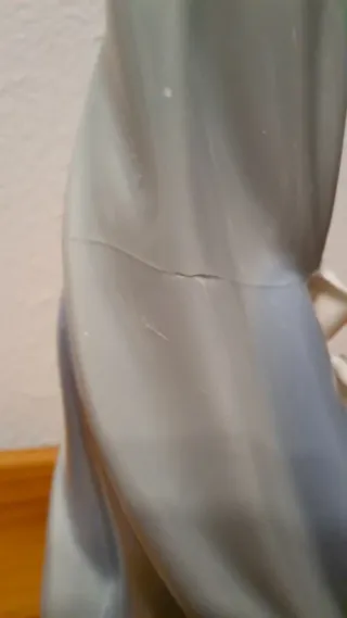 Figura Lladró chica con túnica y flores