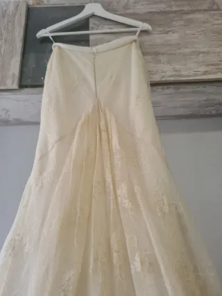 Vestido novia. Corsé, falda de corte sirena y velo