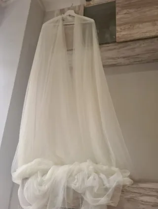 Vestido novia. Corsé, falda de corte sirena y velo