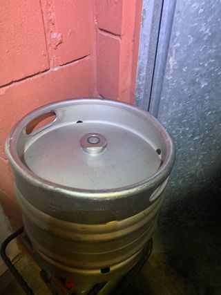 Barril de cerveza metálico