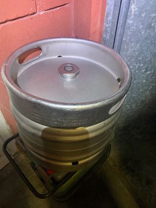 Barril de cerveza metálico