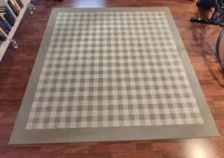 Alfombra a cuadros blancos y grises