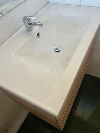 Mobile bagno con specchio, faretti e miscelatore