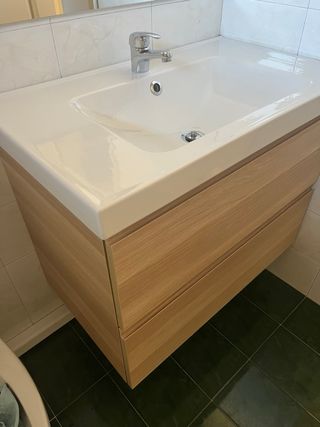 Mobile bagno con specchio, faretti e miscelatore