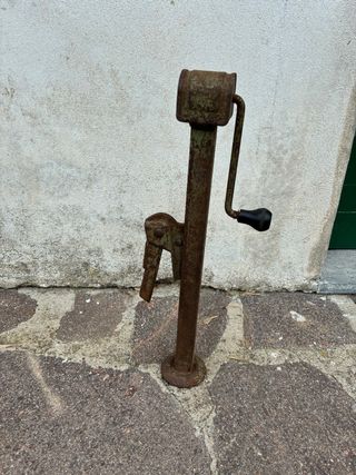 Cric auto d'epoca arrugginito