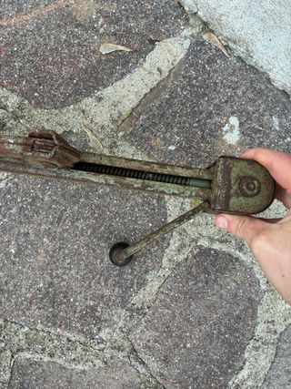 Cric auto d'epoca arrugginito