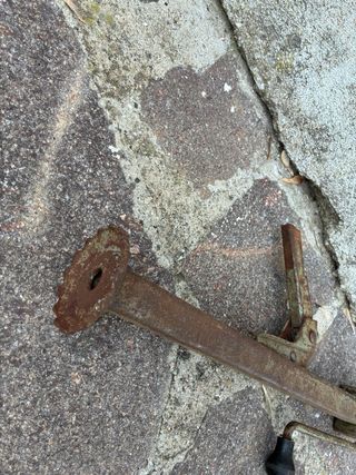 Cric auto d'epoca arrugginito