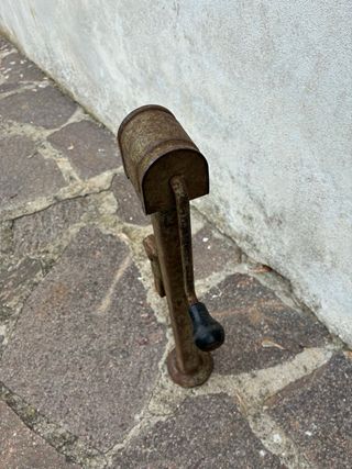 Cric auto d'epoca arrugginito