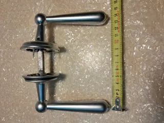 4 juegos manillas aluminio para puerta.